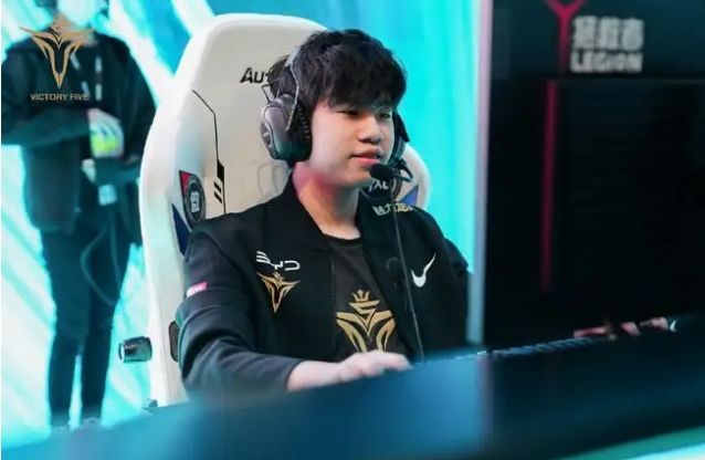 致门将脱手 致门将脱手